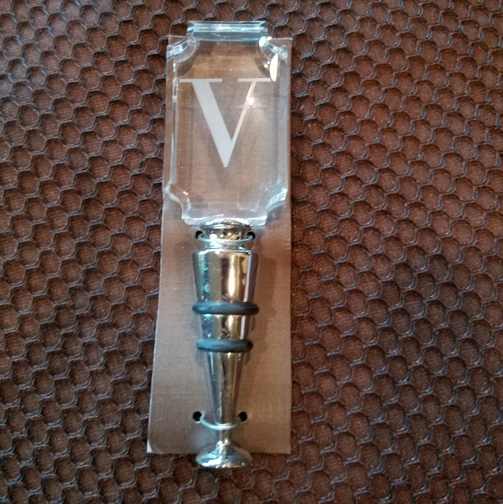 Clear intial V wine stopper